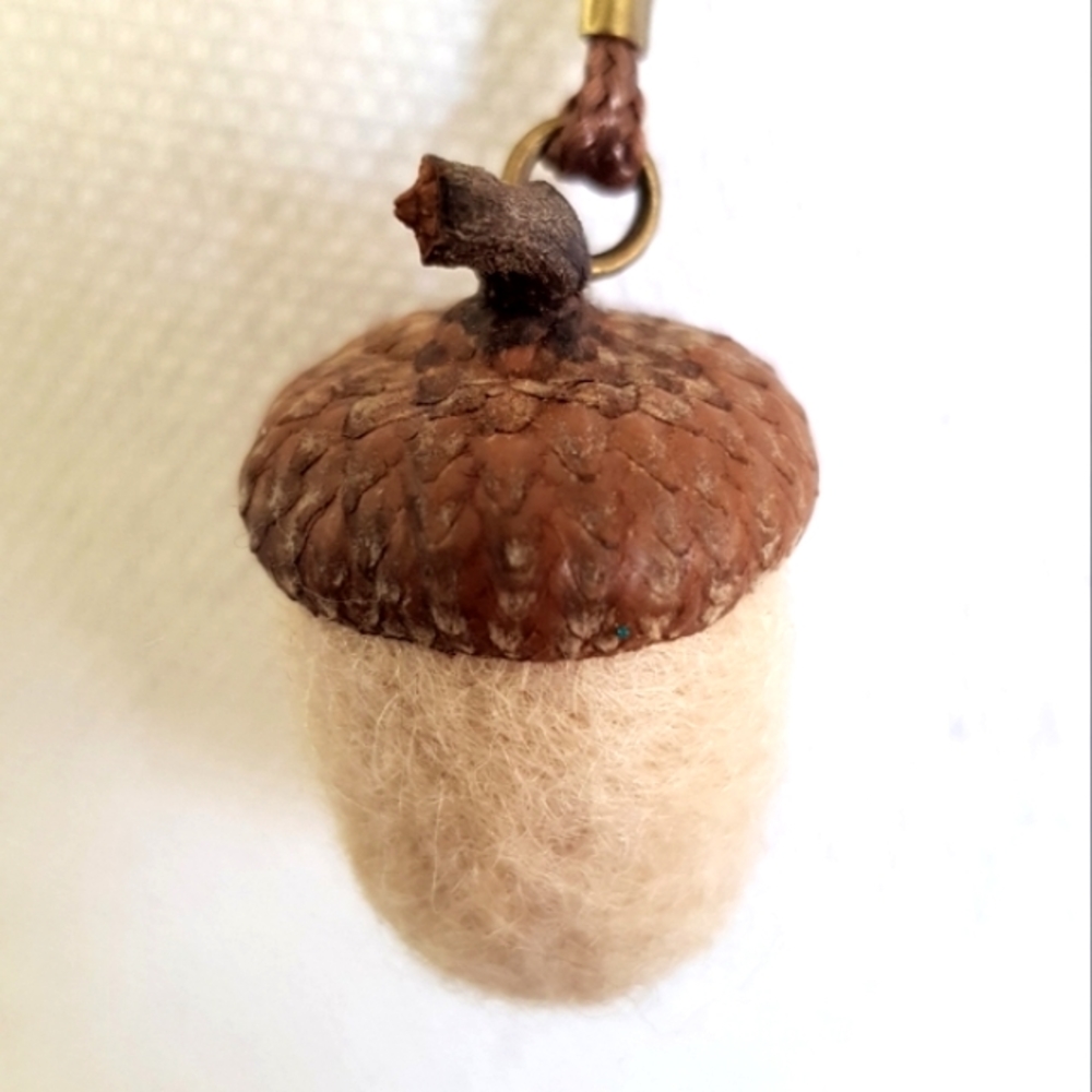 NWOT Acorn and felt wool necklace